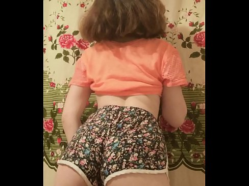 ❤️ سيڪسي نوجوان بيبي پنهنجي شارٽس کي ڪئميرا تي هٽائيندي ☑ ☑